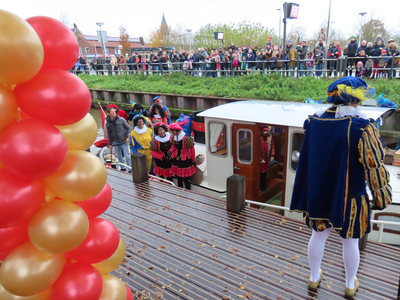 912284 Afbeelding van de aankomst per boot van de Pieten, de assistenten van Sinterklaas, aan de Zandweg ter hoogte van ...